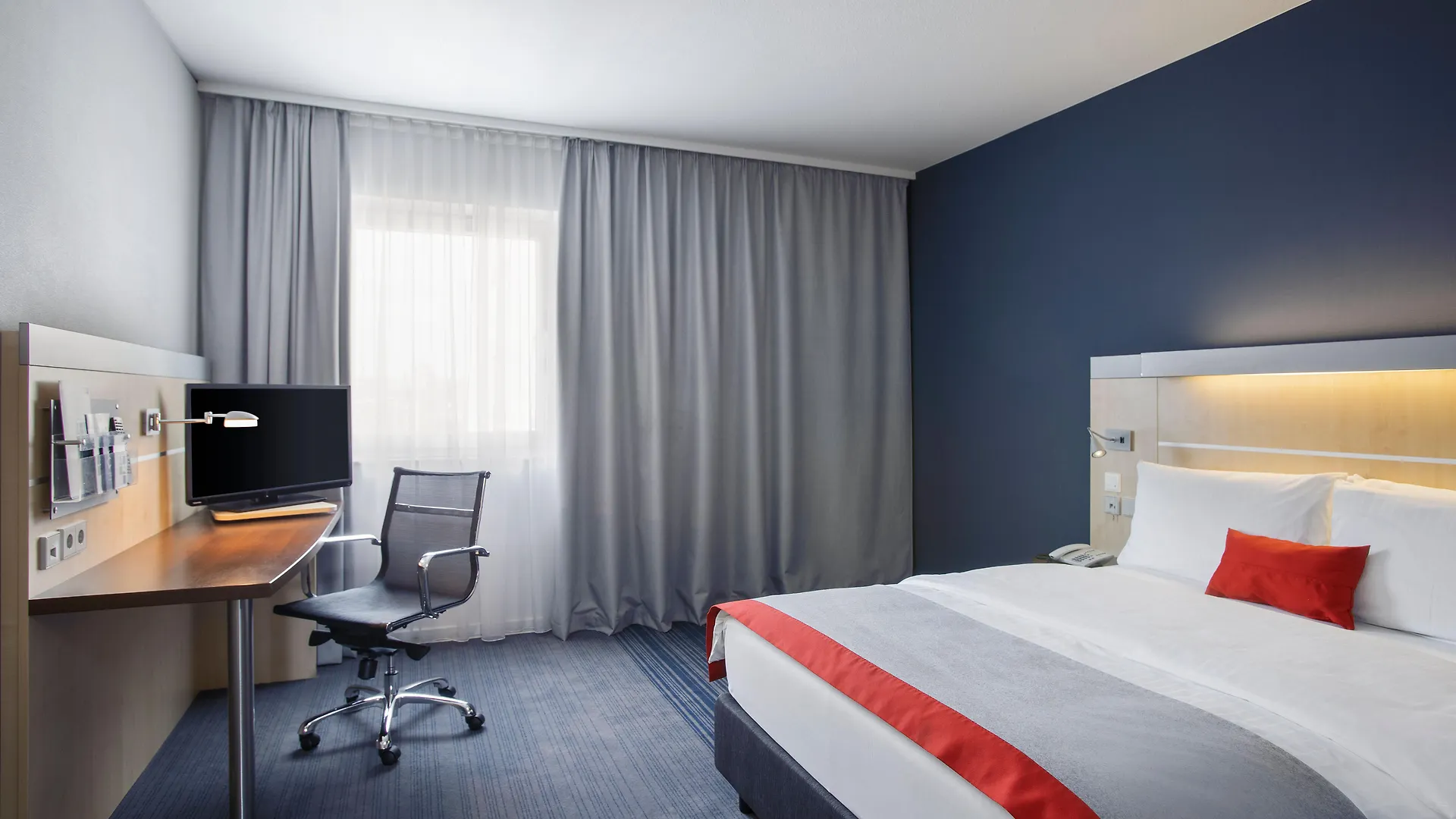 15 Airport Hotels Near Deutsche Bank Park Worth Booking
