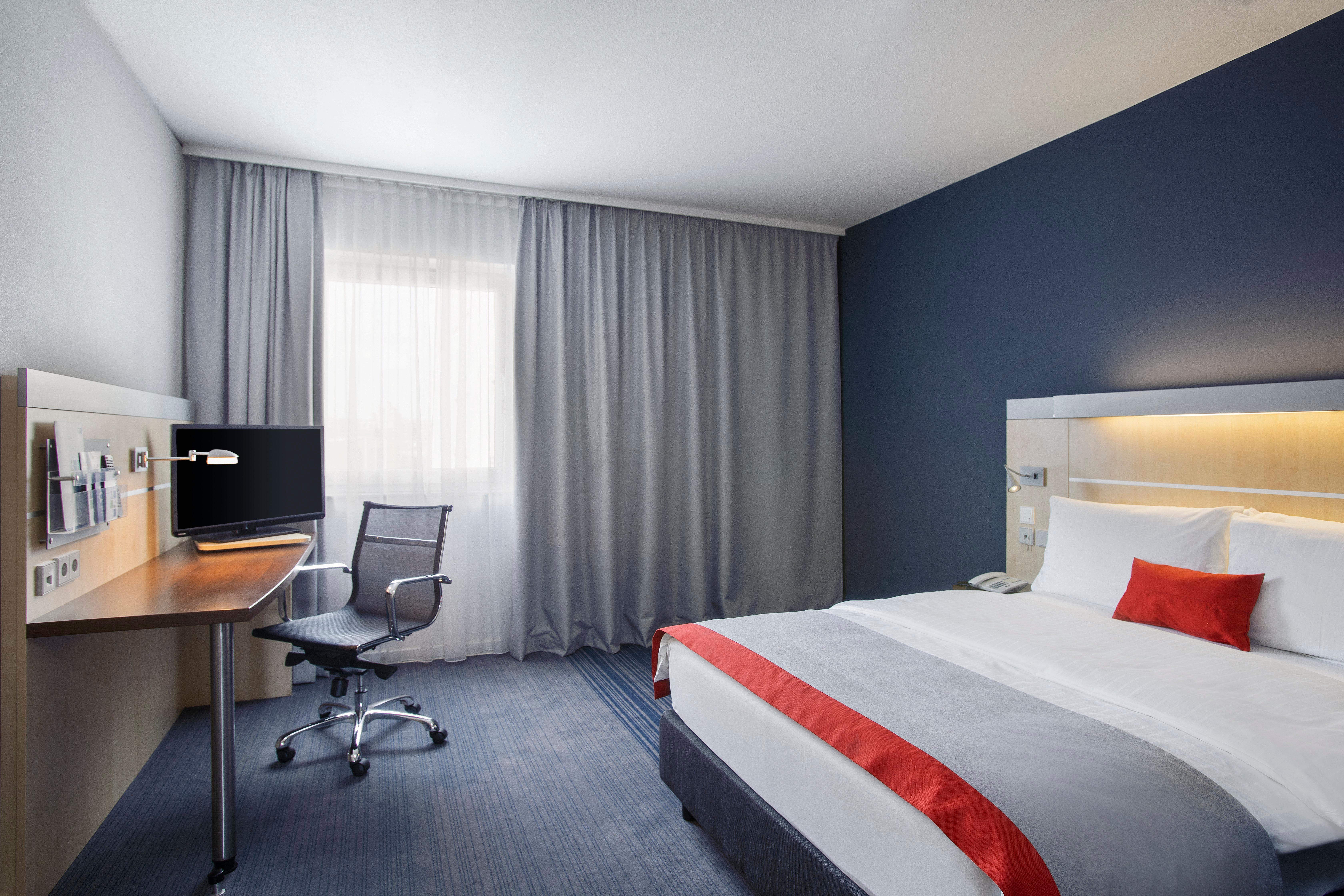 15 Airport Hotels Near Deutsche Bank Park Worth Booking
